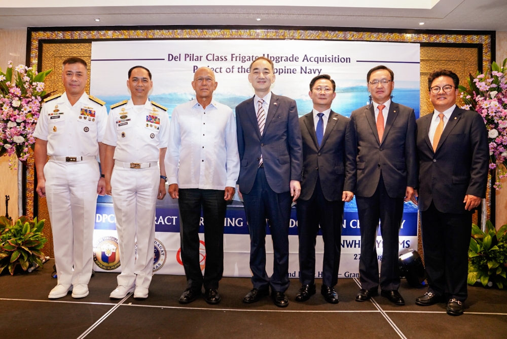 △왼쪽부터 지오반니 바코도(Giovanni Carlo N. Bacordo) 필리핀 함대사령관, 로버트 엠페드라드(Robert A. Empedrad) 필리핀 해군 참모총장, 델핀 로렌자나 필리핀 국방장관, 왕정홍 방위사업청장, 이창희 국방기술품질원장, 장시권 한화시스템 대표이사, 이성수 한화디펜스 대표이사/사진=한화시스템