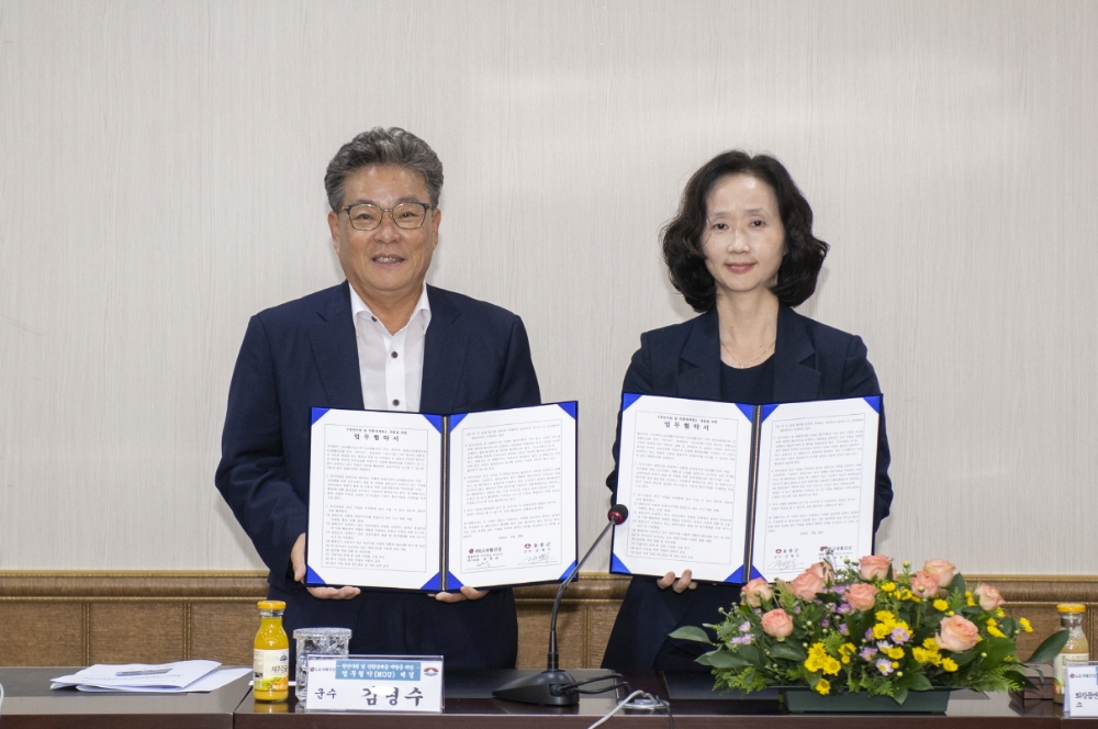 김병수 울릉군수와 송영숙 LG생활건강 화장품연구소장이 28일 경북 울릉군청에서 천연자원을 활용한 친환경제품 개발을 위한 업무협약을 맺었다. /사진제공=LG생활건강