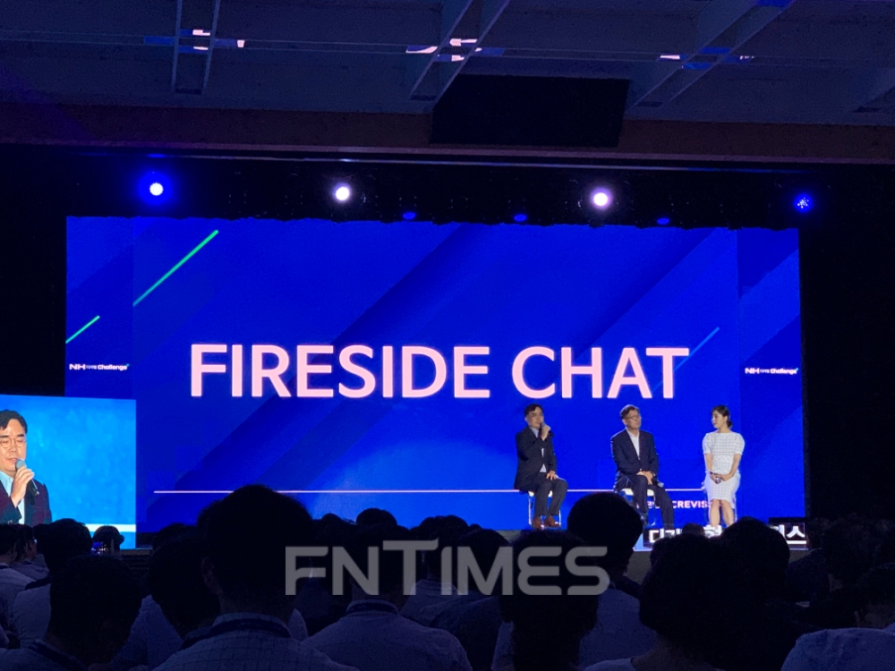 이대훈 농협은행장(가운데)이 28일 농협중앙회 1층 대강당에서 열린 제1기 디지털챌린지+ 데모데이에서 발언을 하고 있다./사진=전하경 기자