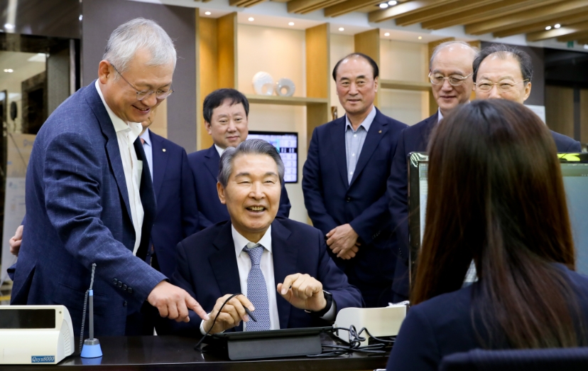 ▲정영채 NH투자증권 사장(왼쪽)과 전홍열 이사회 의장(가운데)이 NH투자증권 이사회가 29일 서울 여의도 NH투자증권 영업부금융센터에서 'NH-아문디 필승코리아 펀드' 가입서류를 작성하고 있다./사진=NH투자증권