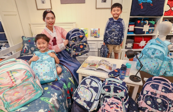 현대리바트는 추석을 맞아 오는 8일까지 키즈 특화 프리미엄 홈퍼니싱 브랜드 ‘포터리반 키즈(Pottery Barn Kids)’의 책가방·필통·런치백 등 100여 종을 10% 할인해 판매한다. /사진=현대백화점그룹.