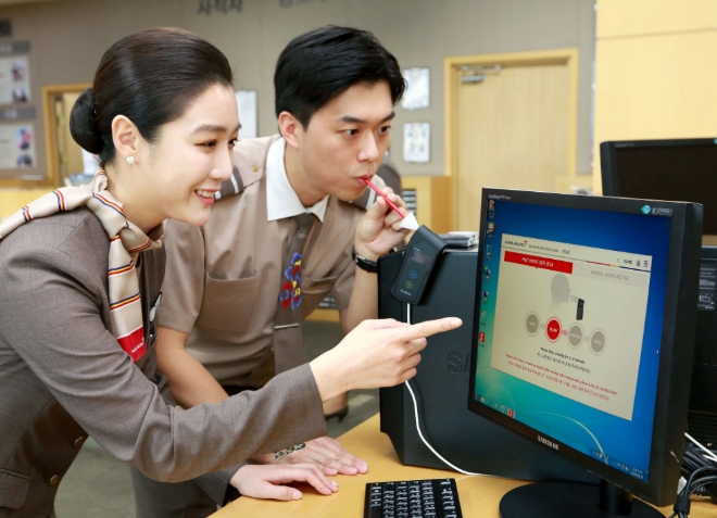 아시아나항공은 안전운항 강화를 위해 근무 투입 전 음주측정 대상을 항공종사자 전 인원으로 확대 적용한다. /사진=아시아나항공.