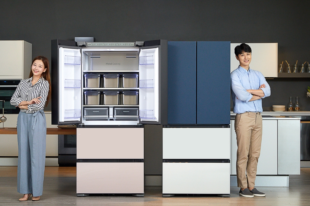 △삼성전자 모델들이 비스포크 김치냉장고 4도어 모델을 홍보하고 있다/사진=삼성전자