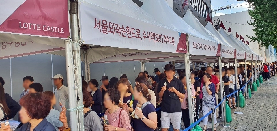 지난 30일 롯데건설이 시공하는 '송파 시그니처 롯데캐슬' 견본주택 내방객들이 롯데건설이 제공한 아이스크림을 먹으며 입장 순서를 기다리고 있다. /사진=롯데캐슬