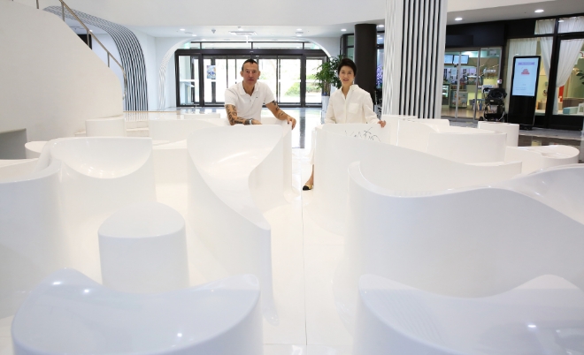 카림 라시드(왼쪽)와 태성문화재단 우현희 이사장(오른쪽)이 기념 촬영을 하고 있다. /사진=호반건설