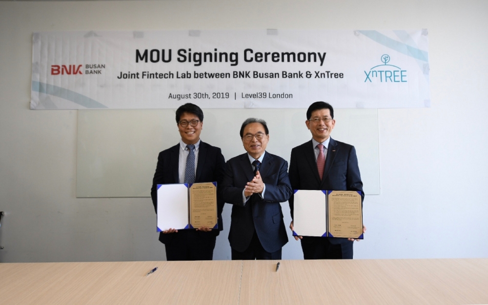 (왼쪽부터) 천재원 엑센트리 대표, 오거돈 부산광역시 시장, 빈대인 부산은행장이 협약식 후 기념촬영을 하고 있다./사진=부산은행