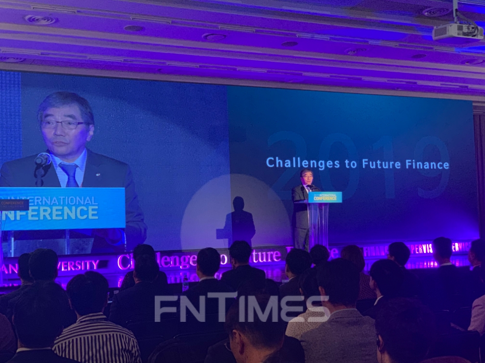 윤석헌 금감원장은 3일 이화여대에서 열린 '글로벌 잡 페스타(Global Job Festa)'에서 축사를 하고 있다.