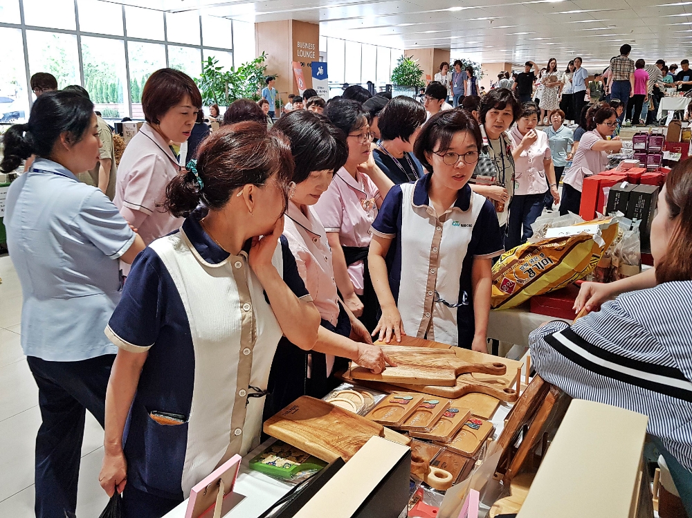 △2일 삼성전자 화성사업장에서 열린 추석맞이 직거래 장터에서 임직원들이 삼성전자 자매마을에서 생산된 상품들을 둘러보고 있다/사진=삼성전자