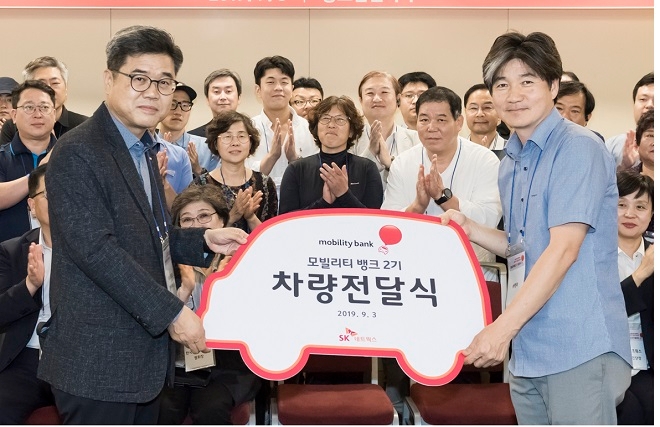 SK네트웍스 전롱배 렌터카부문장(왼쪽)이 '모빌리티 뱅크' 참여업체로 선정된 ㈜행복 김인호 이사와 기념촬영을 하고 있다. (사진=SK네트웍스)