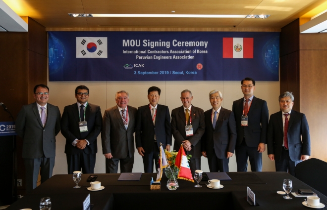 왼쪽 두번째부터 시계 방향 순서대로 Alberto 페루투자청장, Matute 대사, 이건기 해외건설협회장. /사진=해외건설협회