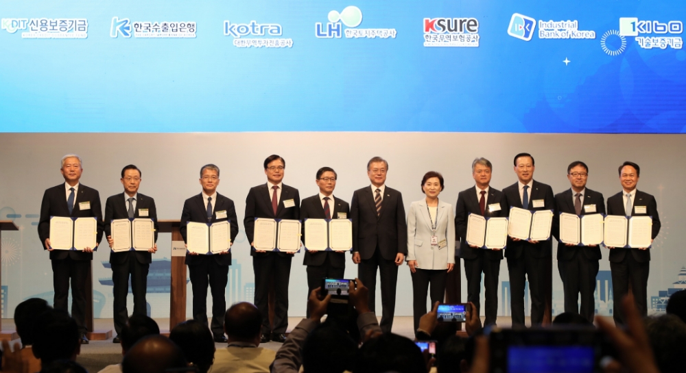 (왼쪽부터) 김동만 한국산업인력공단 이사장, 윤대희 신용보증기금 이사장, 강승중 한국수출입은행 전무이사, 권평오 대한무역투자진흥공사 사장, 변창흠 한국토지주택공사 사장, 문재인 대통령, 김현미 국토교통부 장관, 이인호 한국무역보험공사 사장, 김도진 중소기업은행장, 정윤모 기술보증기금 이사장, 진옥동 신한은행장이 협약식 후 기념촬영을 하고 있다./사진=신용보증기금