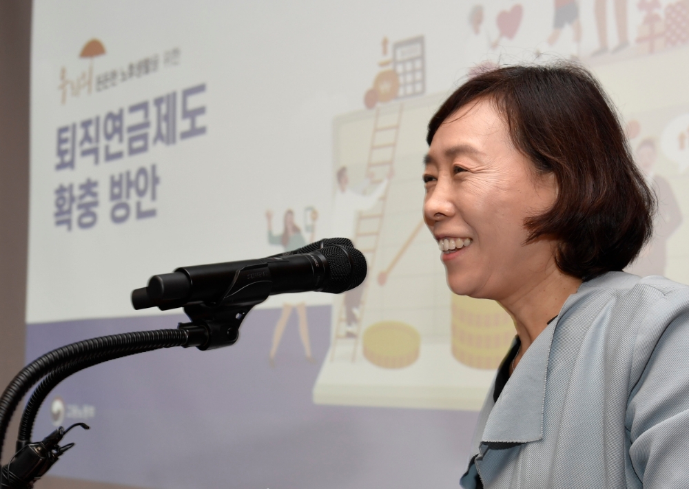 ▲김경선 고용노동부 근로기준정책관이 5일 오후 서울 여의도 금융투자협회에서 열린 ‘한-호주 퇴직연금 포럼’에서 주제발표를 하고 있다./사진=금융투자협회