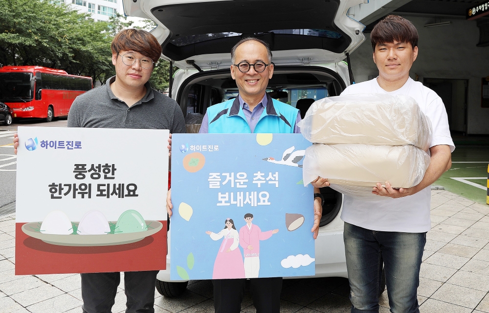 하이트진로는 5일부터 9일까지 3일간 43개 사회복지기관에 1만5000인분의 송편을 전달하는 나눔행사를 진행한다. 남양주 남부희망케어센터 관계자(양 옆)들과 하이트진로 이장원 나눔문화팀장(가운데)이 함께 기념촬영을 하고 있다. /사진제공=하이트진로