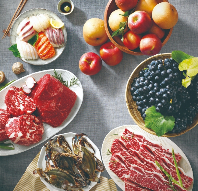 이마트는 오는 18일까지 한우, 과일, 모듬회 등 신선식품은 물론 즉석조리 식품과 가정간편식까지 대규모 먹거리 할인 행사를 진행한다. /사진=이마트.