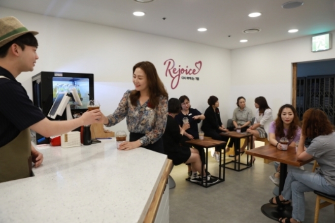 롯데백화점은 오늘(9일) 본점 교육장에서 미혼모를 위한 ‘리조이스 박스’ 제작 봉사활동을 진행한다. /사진=롯데쇼핑.