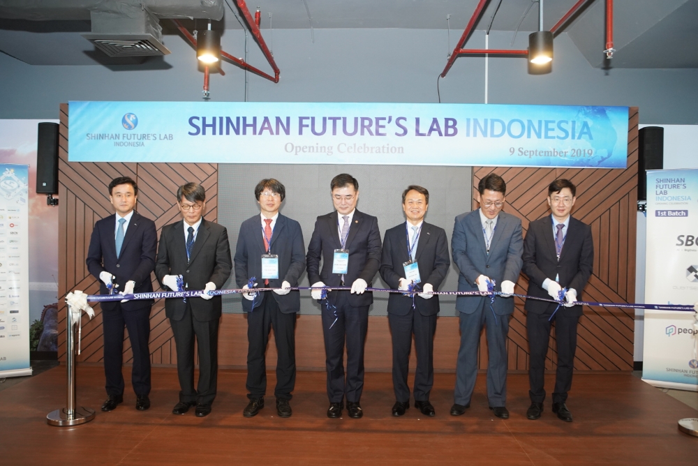 신한금융그룹의 대표 스타트업 육성프로그램인 '신한퓨처스랩'이 9일 인도네시아 자카르타에서 '신한퓨처스랩 인도네시아' 출범식을 개최했다. 이날 행사에서 참석자들이 기념테이프 커팅을 하고 있다. 사진 왼쪽부터 신한금융지주 박우혁 부사장, 해외금융협력협의회 손상호 원장, 한국핀테크지원센터 정유신 센터장, 금융위원회 손병두 부위원장, 신한은행 진옥동 은행장, 주인도네시아 대사관 전조영 공사, COHIVE 최재유 공동대표. / 사진= 신한금융지주