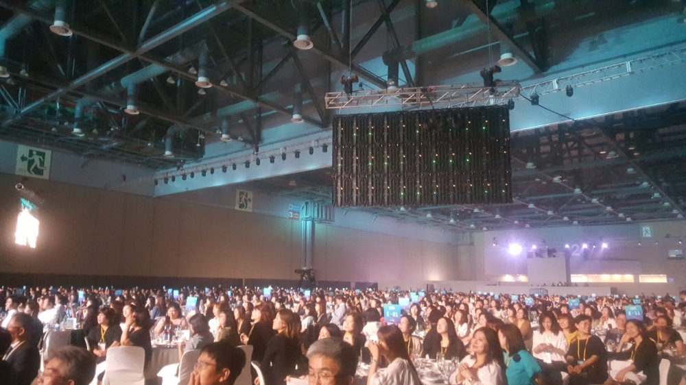 △10일 일산 킨텍스에서 열린 리치앤코 행사에 참석한 임직원들이 무대를 즐기고 있다. / 사진=장호성 기자