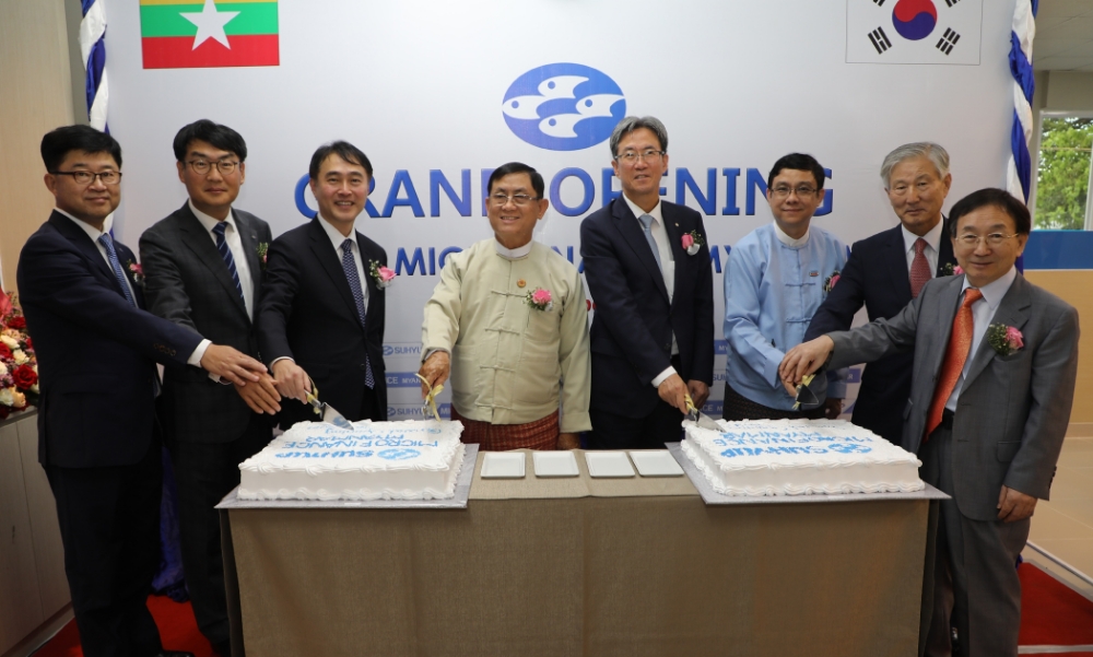 (왼쪽부터) 신원선 수협은행 부행장, 이명섭 수협 마이크로 파이낸스 미얀마 법인장, 이상화 주미얀마 대한민국 대사, 우 마웅마웅 윈 미얀마 기획재정부 부장관, 이동빈 수협은행장, 우 조나잉 미얀마 연방 FRD 국장, 최판호 수협은행 사외이사, 양돈선 수협은행 사외이사가 미얀마 소액대출법인 출범식애서 기념촬영을 하고 있다./사진=수협은행