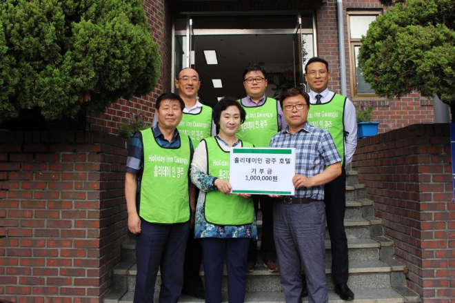 홀리데이 인 광주호텔은 지난 11일 광주광역시 동구에 위치한 아동복지시설 일맥원에 기부금 전달과 햄버거 나눔 봉사를 진행했다. /사진=홀리데이 인 광주호텔.