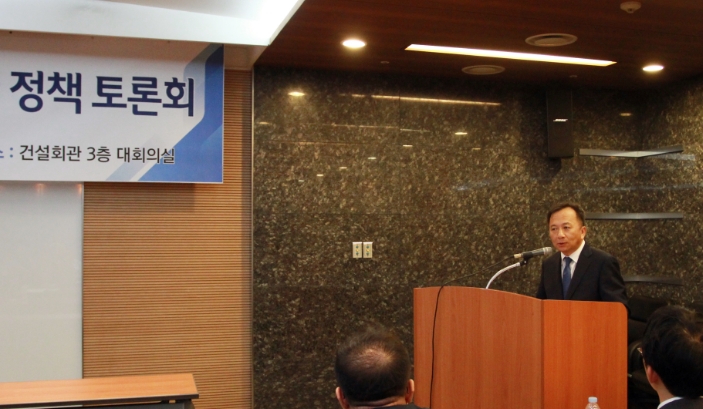 건설산업 규제의 상호협력적 개선을 위한 토론회에서 이상호 원장이 인사말을 하고 있다. /사진=한국건설산업연구원