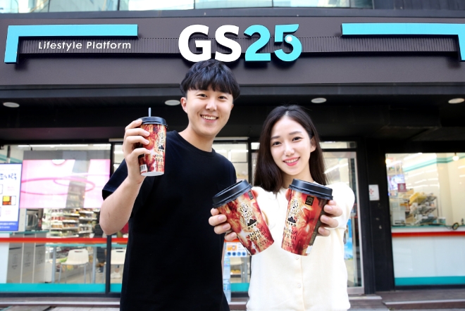 GS25는 흑당 트렌드를 주도하고 있는 브랜드 ‘타이거 슈가’와 손을 잡고 유통 매장 전용 타이거슈가 흑당밀크티를 최초로 출시했다. /사진=GS리테일.
