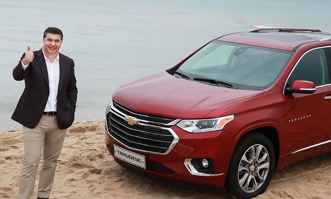 카허 카젬 한국지엠 사장이 대형SUV 쉐보레 트래버스 앞에서 포즈를 취하고 있다. (사진=한국지엠)