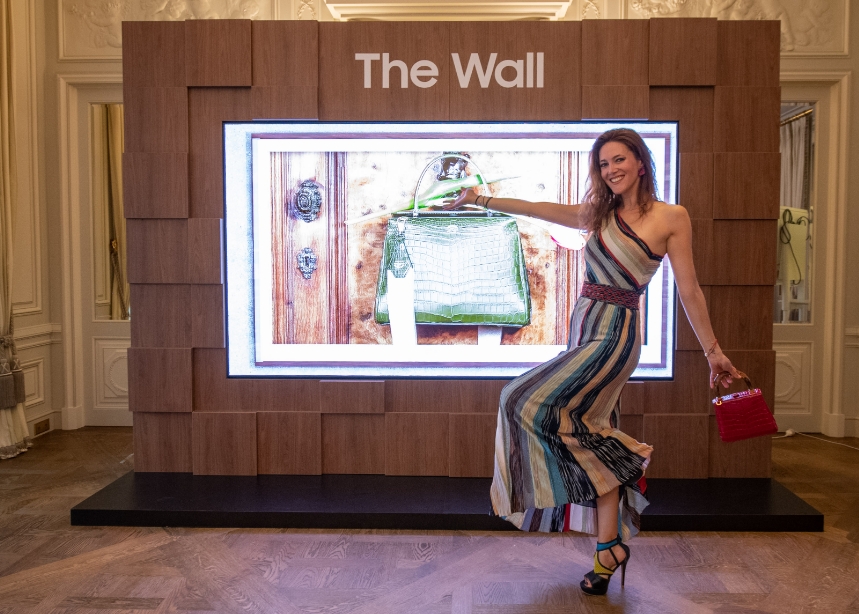 △프랑스 유명 방송인인 상드라 루(Sandra Lou)가 삼성 '더 월 럭셔리(The Wall Luxury)'와 콜롬보 가방을 선보이고 있다/사진=삼성전자