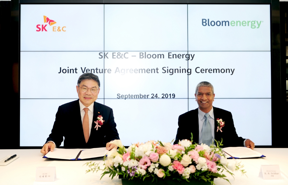 SK건설은 지난 24일 서울 종로구 관훈동 본사에서 블룸에너지와 고체산화물 연료전지(SOFC) 생산과 공급을 위한 합작법인(JV) 및 국내 생산공장 설립에 관한 합작투자계약(JVA) 체결식을 가졌다고 25일 밝혔다. 사진은 안재현 SK건설 사장(왼쪽)과 케이알 스리다르 블룸에너지 사장(오른쪽)이 계약서에 서명하고 있는 모습. /사진=SK건설