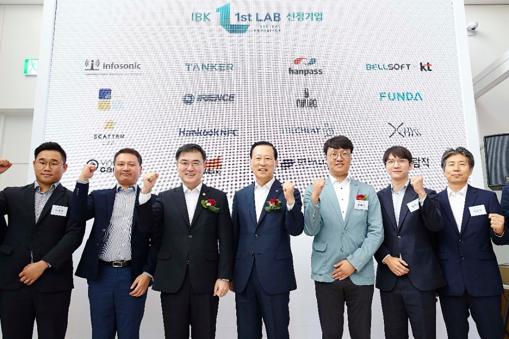 25일 을지로 IBK파이낸스타워에서 열린 ‘IBK 1st Lab(퍼스트 랩)’ 출범식에서 김도진 IBK기업은행장(가운데), 손병두 금융위원회 부위원장(왼쪽 세 번째), 양태영 한국핀테크산업협회 부회장(오른쪽 세 번째), ‘IBK 1st Lab(퍼스트 랩)’ 선정 기업 관계자들이 기념 촬영을 하고 있다. / 사진= IBK기업은행