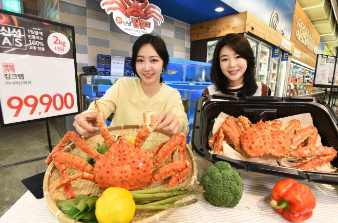홈플러스는 오늘(26일)부터 11월 27일까지 전국 점포에서 마리당 2kg 내외의 러시아산 레드 킹크랩을 도소매 시세 대비 저렴한 9만9900원에 판매한다. /사진=홈플러스.