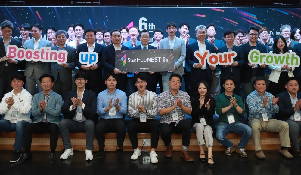 윤대희 신용보증기금 이사장(두번째 줄 가운데)이 26일 서울 마포구 서울창업허브에서 열린 '스타트업 네스트 제6기 발대식'에서 참석자들과 기념촬영을 하고 있다./사진=신용보증기금