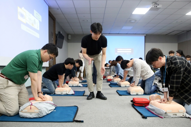 GS리테일은 26일 역삼동 GS타워 본사에서 임직원 60여명을 대상으로 강남구 보건소와 소방서, 민간단체 응급처치 강사를 초빙해 심폐소생술 교육을 실시했다. /사진=GS리테일.