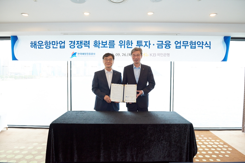 KB국민은행은 지난 26일 부산 해운대 조선호텔에서 한국해양진흥공사와 전략적 협력을 위한 업무협약을 체결했다. (왼쪽부터) 황호선 한국해양진흥공사 사장, 허인 KB국민은행장. / 사진= KB국민은행