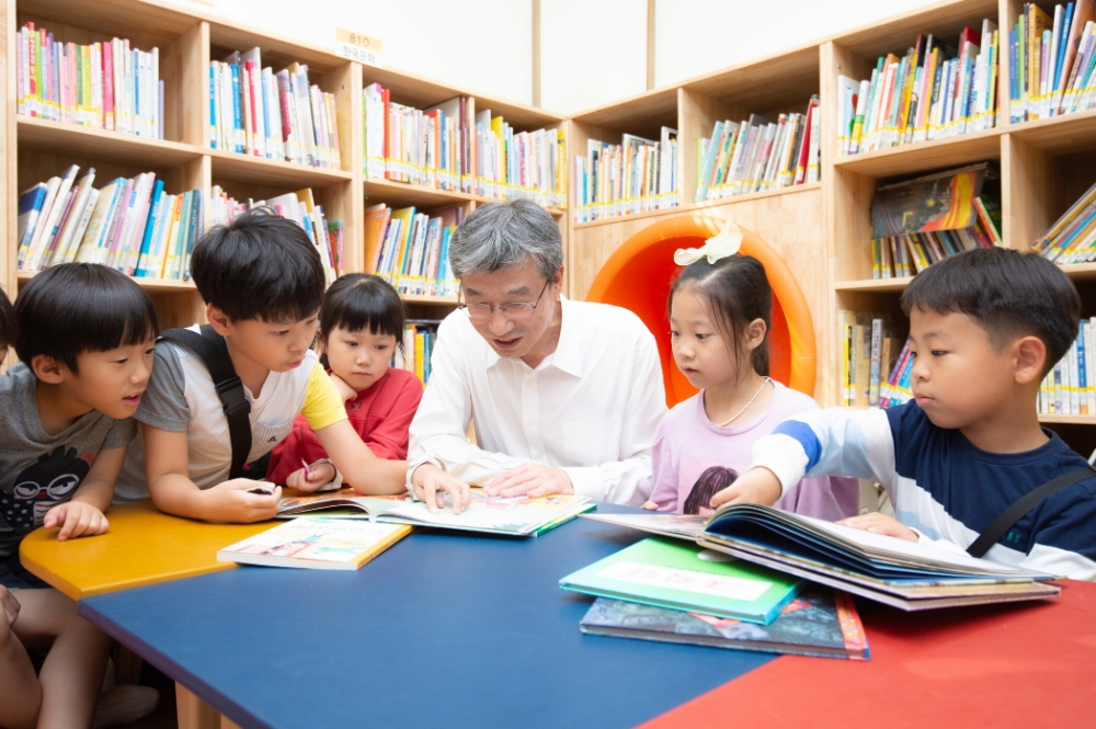 지난 27일 개관한 '전주시 인후비전 작은도서관'에서 허인 KB국민은행장이 아이들에게 책을 읽어주고 있다. / 사진= KB국민은행