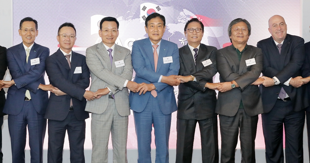 하나금융그룹은 30일 서울 중구 소공동 소재 플라자호텔에서 김정태 하나금융그룹 회장을 중심으로 아시아 골프협회장들이 자리를 함께하는 ‘아시아 골프 리더스 포럼(Asia Golf Leaders Forum)을 개최했다. (사진 왼쪽부터) 지성규 KEB하나은행장, 왕정송 대만골프협회장, 김상열 KLPGA 회장 , 김정태 하나금융그룹 회장, 허광수 대한골프협회장, 박은관 시몬느 회장, 도미닉 월 R&A아시아태평양 디렉터 (Dominic Wall, R&A Director-Asia Pacific) / 사진= 하나금융지주