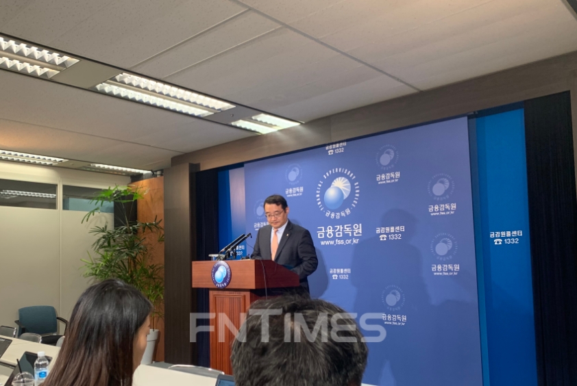 원승연 금융감독원 부원장이 '주요 해외금리 연계 DLF 관련 중간 검사결과' 발표에서 브리핑을 하고 있다./사진=전하경 기자