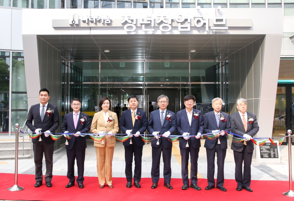 (왼쪽에서 두번째부터) 문창용 캠코 사장, 박영선 중소벤처기업부 장관, 구윤철 기획재정부 차관, 강태웅 서울특별시 부시장, 이종구 산업통상자원중소벤처위원회 위원장, 이정우 한국장학재단 이사장이 '나라키움 청년창업허브 개관식'에 참석해 기념촬영을 하고 있다./사진=캠코