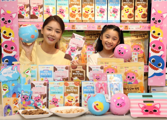 이마트는 2일부터 핑크퐁, 아기 상어 등의 캐릭터가 그려진 베이킹 믹스 등의 먹거리부터 줄넘기, 폼볼 등의 스포츠 용품까지 총 16종을 선보인다. /사진=이마트.