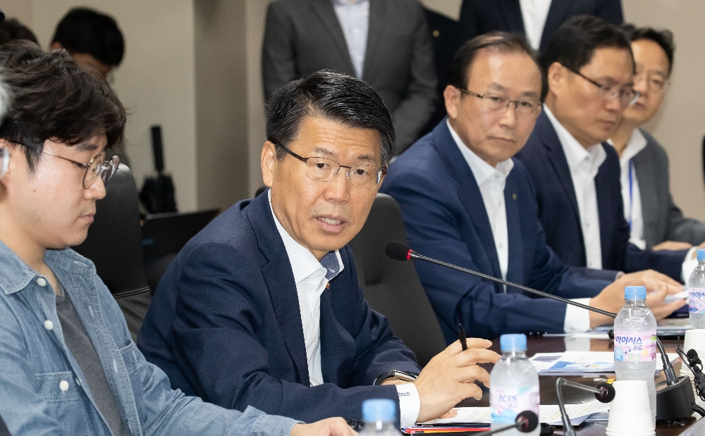 은성수 금융위원장이 7일 여신금융협회에서 열린 영세 온라인 사업자 특별보증 지원을 위한 협약식에 참석했다. 은성수 금융위원장이 간담회를 진행하고 있다. / 사진= 금융위원회(2019.10.07)