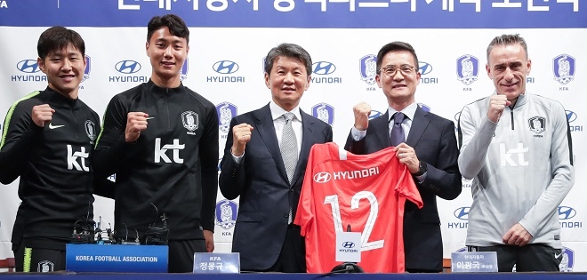 (왼쪽부터) 축구 국가대표 이강인, 백승호, 정몽규 대한축구협회 회장(HDC그룹 회장), 이광국 현대차 부사장, 파울로 벤투 감독.