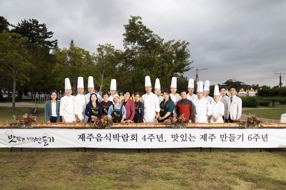 호텔신라의 임직원들이 사회공헌활동 '맛있는 제주만들기' 식당주들과 함께 지난 5~6일 제주시민복지타운에서 열린 '제주음식박람회'에 참가했다. /사진제공=호텔신라