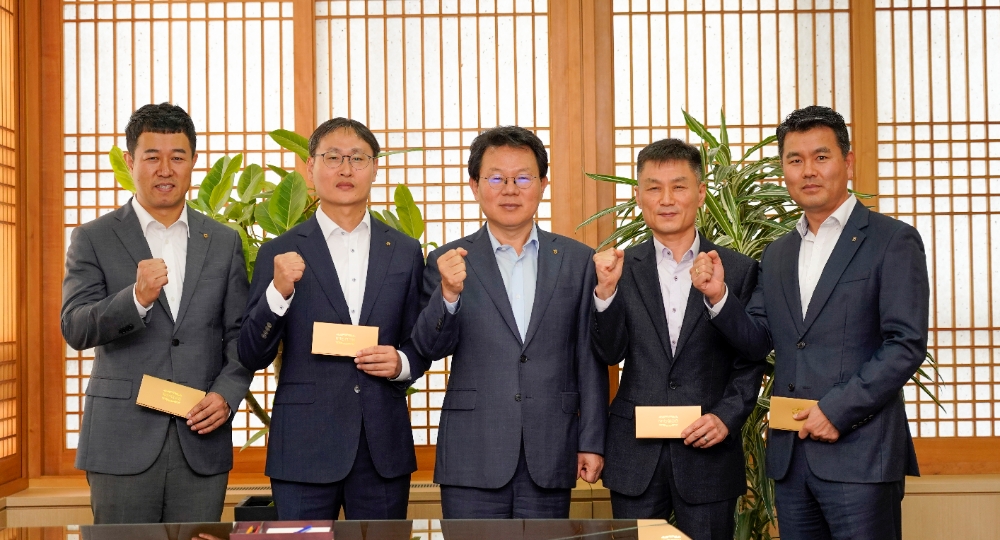 14일 중구 농협금융 본사에서 열린 '제6회 리스크관리 우수사례 시상식'에서 농협금융 김광수 회장(가운데)과 수상자들이 기념촬영을 하고 있다./사진=농협금융지주