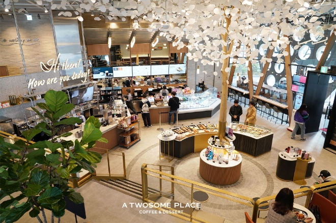 투썸플레이스는 신논현역점 매장을 지난 16일 리뉴얼 오픈했다. /사진=투썸플레이스.