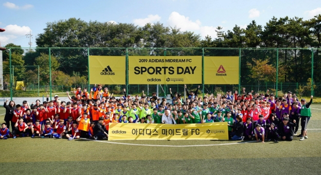 아디다스코리아는 아디다스 마이드림 FC학생 및 임직원, 대학생 봉사단 260여명과 함께 19일 경기도 평택에 위치한 아디다스코리아 물류센터에서 ‘2019 아디다스 마이드림 FC 연합운동회’를 진행했다. /사진=아디다스 코리아.