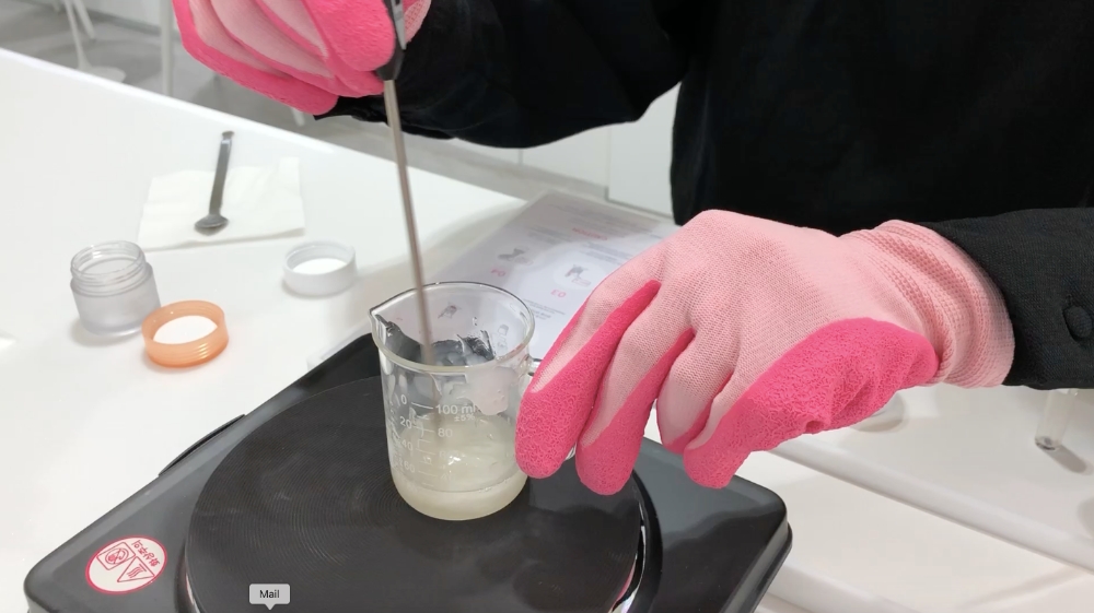 베이스를 가열하면서 향료와 섞는 마스크 제조 과정. /사진=구혜린 기자