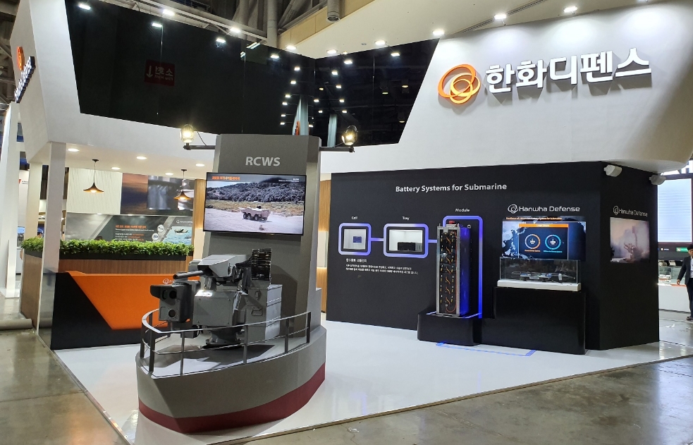 △국제 해양방위산업전(MADEX) 2019 속 한화디펜스 부스 모습. 함정용 원격사격통제체계(RCWS) 등의 모형과 시연 영상 등이 보인다/사진=한화디펜스