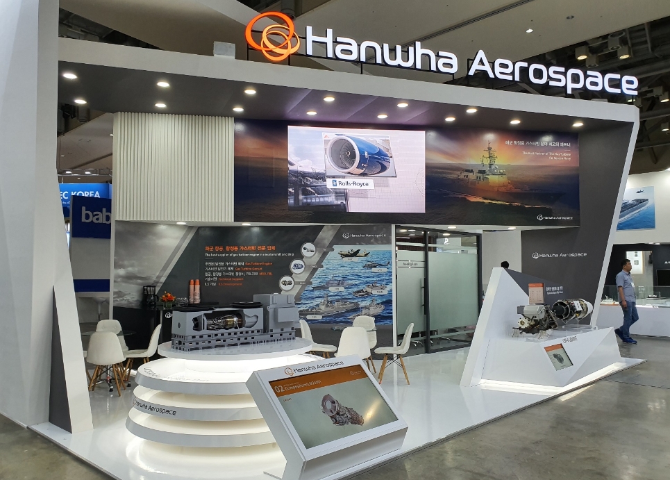 △국제 해양방위산업전(MADEX) 2019 속 한화에어로스페이스 부스의 모습. 해군 함정의 주 추진기관으로 활용되고 있는 LM2500 가스터빈 엔진 등이 보인다/사진=한화에어로스페이스