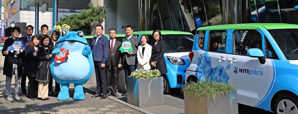 하이트진로는 21일 청담사옥에서 장애인, 어르신들의 이동편의성 증대를 위한 이동차량 기증식을 진행했다. 하이트진로 김인규 대표(오른쪽5번째), 부산서구시니어클럽 이난희 관장(오른쪽 6번째), 송파노인종합복지관 이경수 관장(오른쪽 4번째), 성내종합사회복지관 이상현 관장(오른쪽 3번째) 을 포함한 관계자 20여명이 참석했다. /사진제공=하이트진로