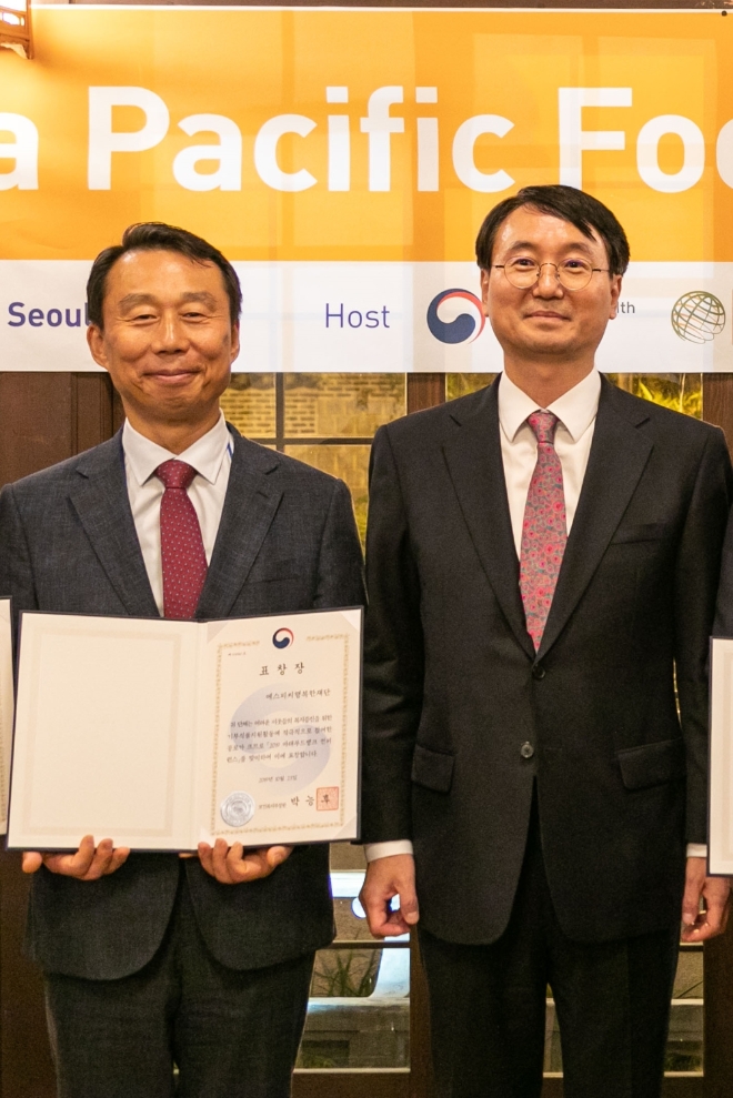 SPC그룹 SPC행복한재단(이사장 허영인)은 23일 ‘2019 아태푸드뱅크 컨퍼런스’ 부대행사로 열린 ‘푸드뱅크 유공자 표창식’에서 보건복지부장관 표창을 수상했다. /사진=SPC그룹.