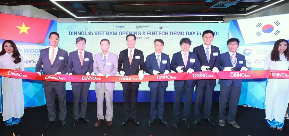 (왼쪽부터) 강정석 에이젠글로벌 대표, 황원철 우리금융 디지털총괄 겸 우리은행 디지털그룹장, 정우진 주 베트남 한국대사관 총영사 겸 공사, 이동연 우리FIS 대표이사 겸 우리은행 최고정보관리책임자(CIO), 최훈 금융위원회 상임위원, 정유신 한국핀테크지원센터장, 김승록 베트남 우리은행 법인장, 김제희 VNPT 대표가 우리금융 ‘디노랩 베트남’ 출범식 참석자들이 테이프 커팅식을 하고 있다./사진=우리금융